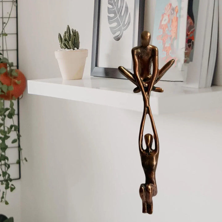 Massive Bronze-Skulptur, künstlerisch gestaltet, verleiht jedem Raum eine besondere Note von Luxus und Kunst.
