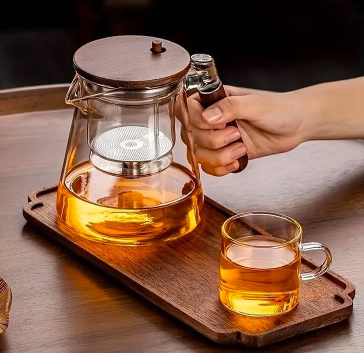 Moderne 1L Glas-Teekanne mit ergonomischem Holzgriff und hitzebeständigem Teebereiter für perfekte Teezubereitung.
