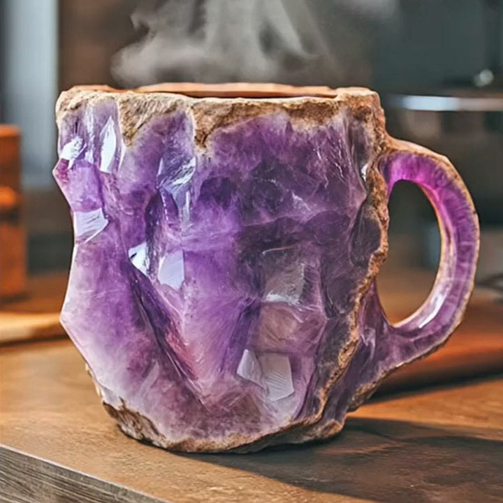 Detailansicht der Mineralkristall-Tasse. Handgefertigt, einzigartiges Design für Heißgetränke.