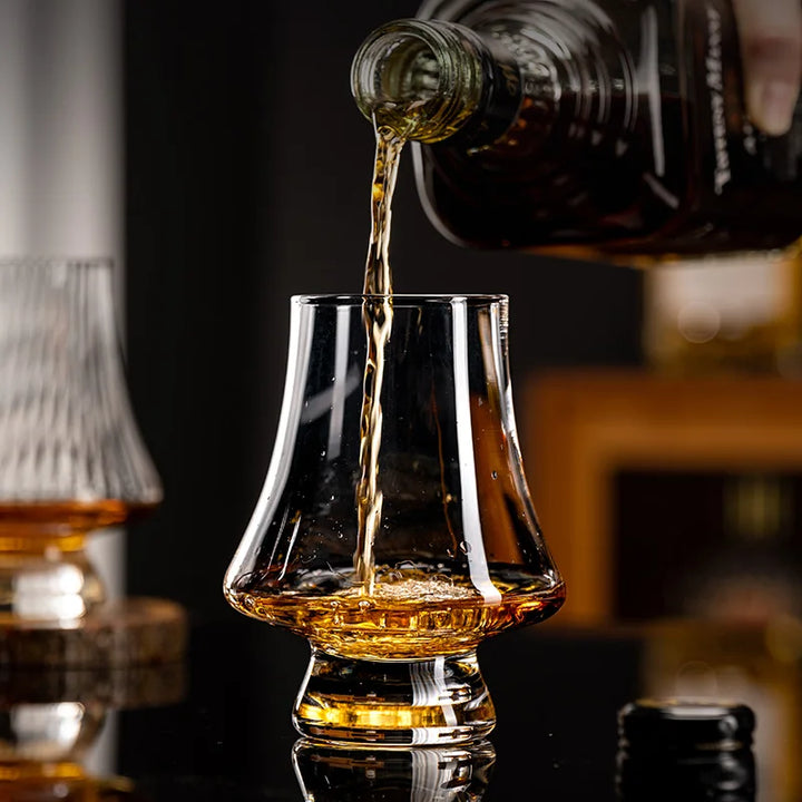 Edles 4-teiliges Whiskey Glas Set für anspruchsvollen Genuss. Bleifreie Spirituosengläser für Hausbar & Tischkultur.