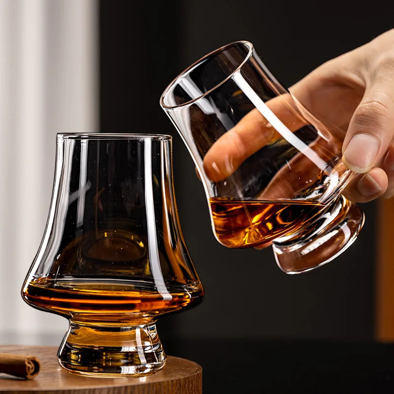Hochwertiges bleifreies Whiskey Glas im 4er Set. Perfekt für die Aromaentfaltung und stilvollen Genuss von Spirituosen.