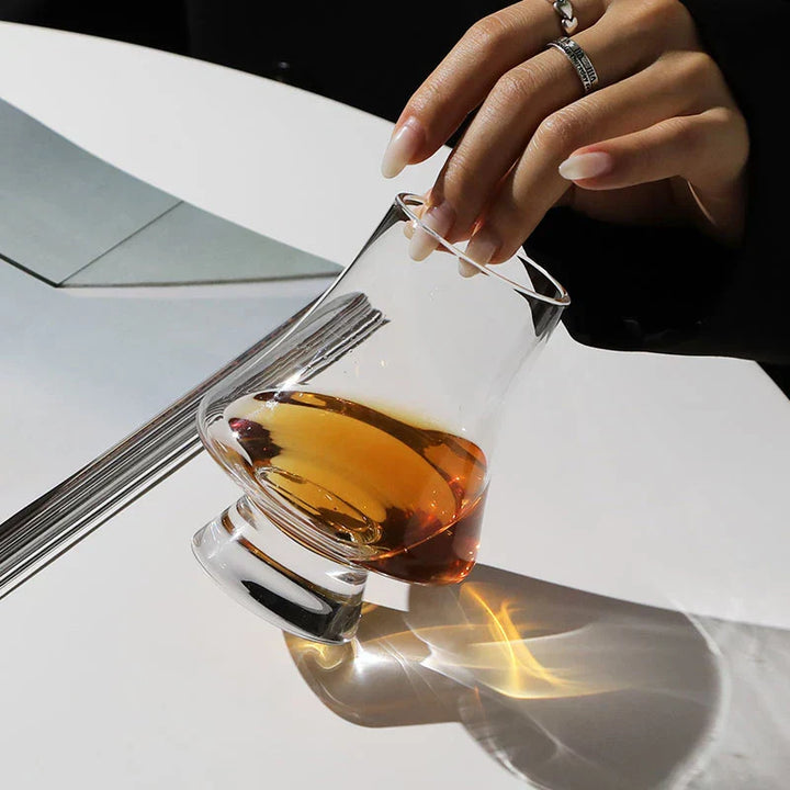 Premium Whiskeygläser im 4er Set zur optimalen Aromaentfaltung. Bleifrei für reinen Genuss von Spirituosen.