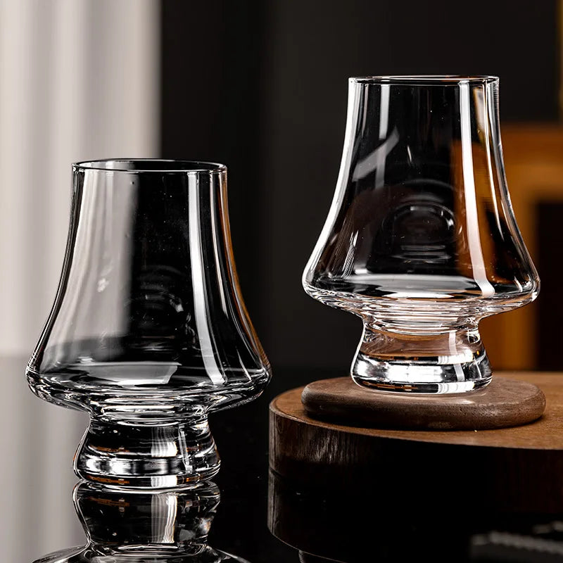 Nahaufnahme eines edlen Whiskeyglases aus dem 4-teiligen Set. Bleifreies Design für ungetrübten Spirituosengenuss.