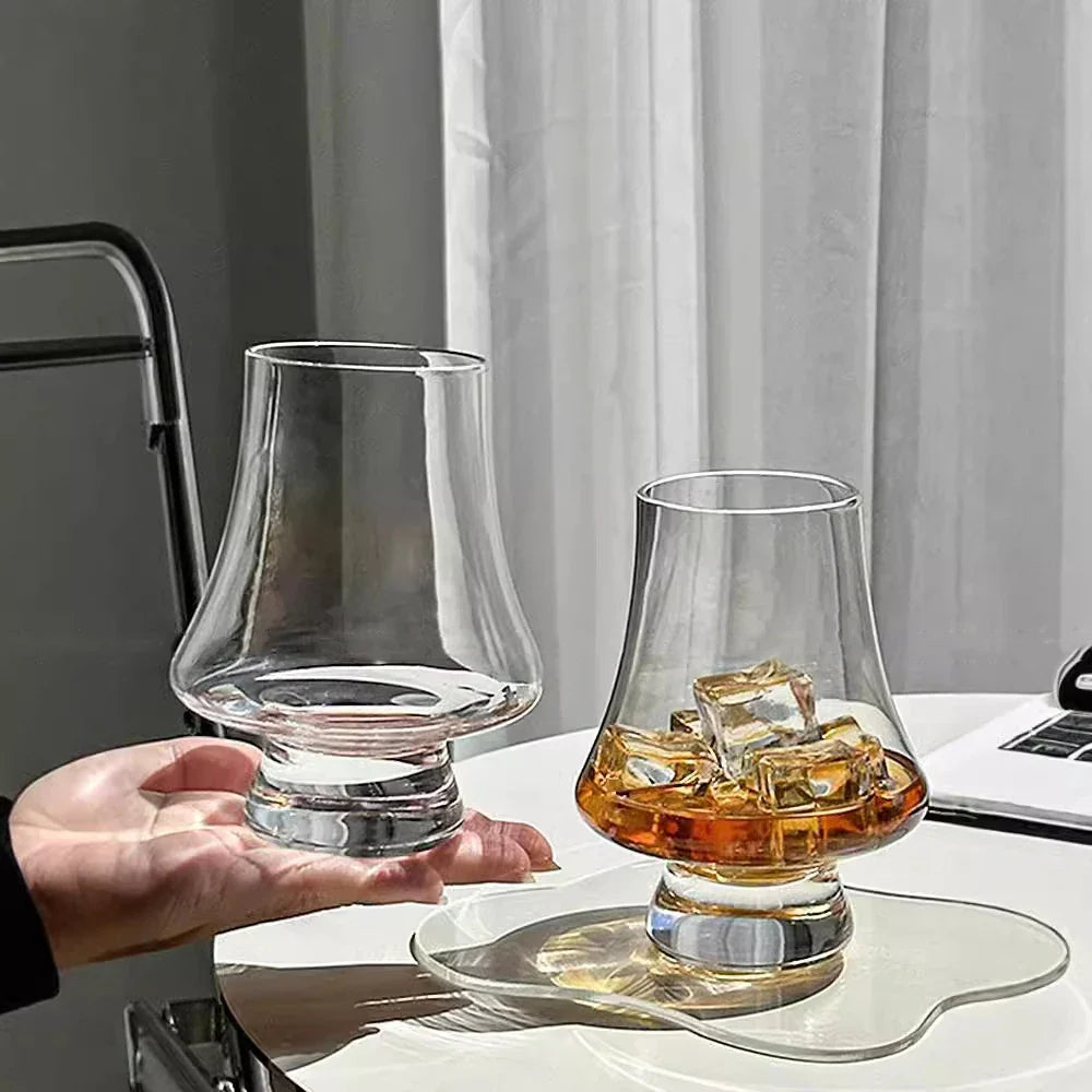Das komplette 4-teilige Whiskey Glas Set, perfekt präsentiert für Ihre Hausbar. Bleifreie Gläser für anspruchsvollen Genuss.