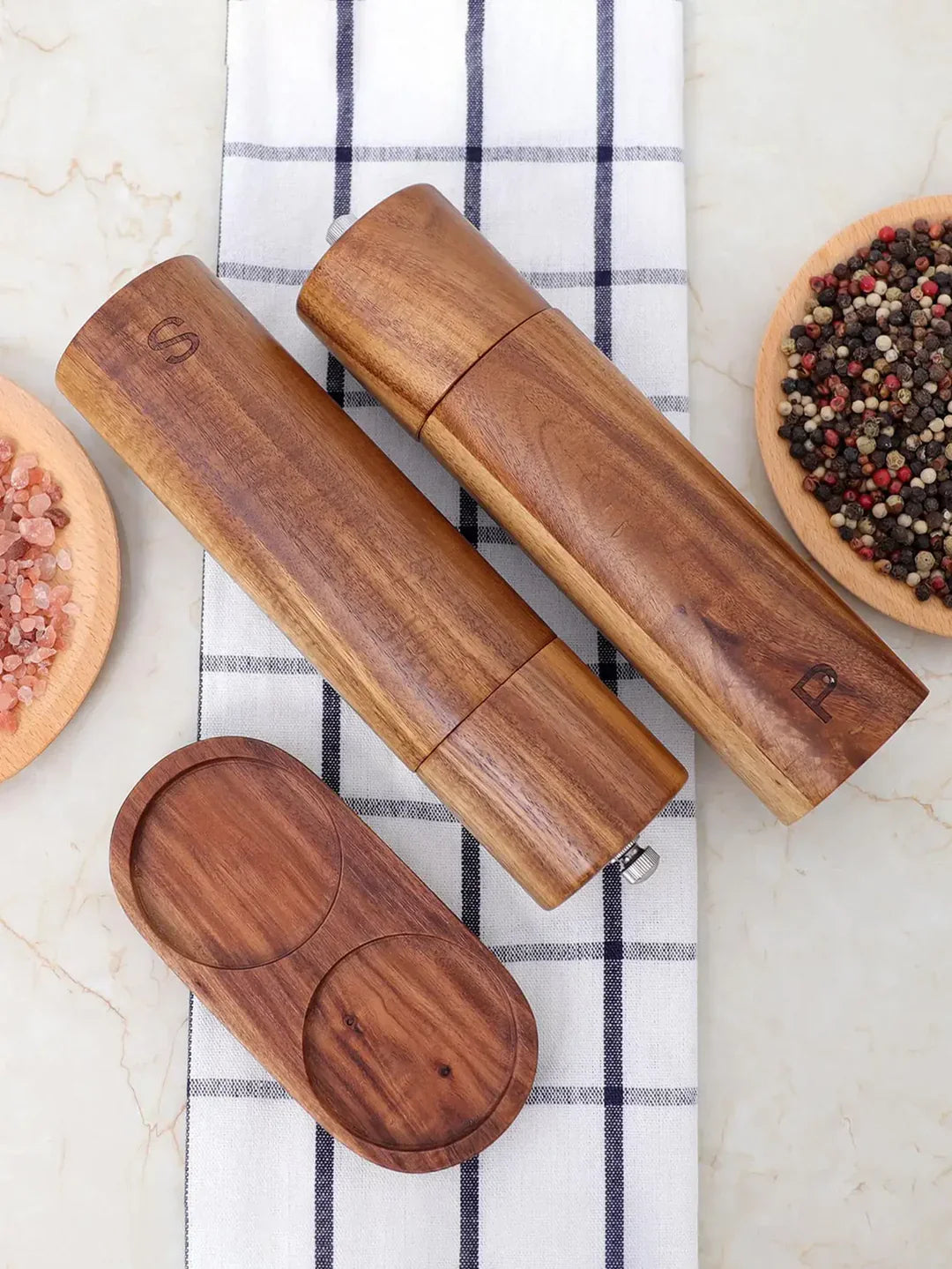 Edles Gewürzmühlen-Set aus Holz für Salz & Pfeffer mit stilvollem Holztablett. Perfekt für Küche & Esstisch.