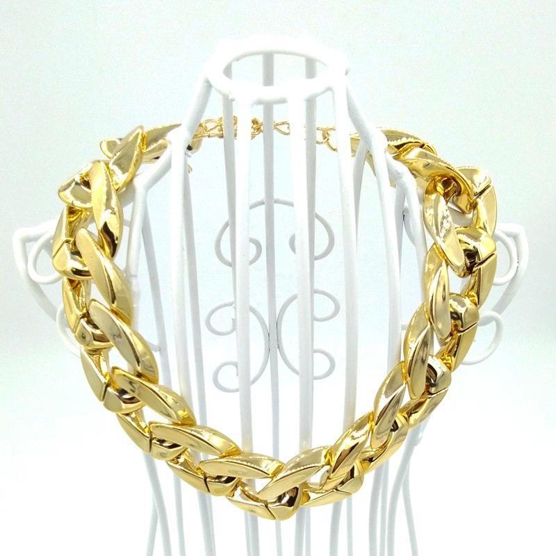 Detailansicht: Hochwertiges Goldketten Halsband. Robustes Tier-Accessoire, glänzender Luxus-Look.