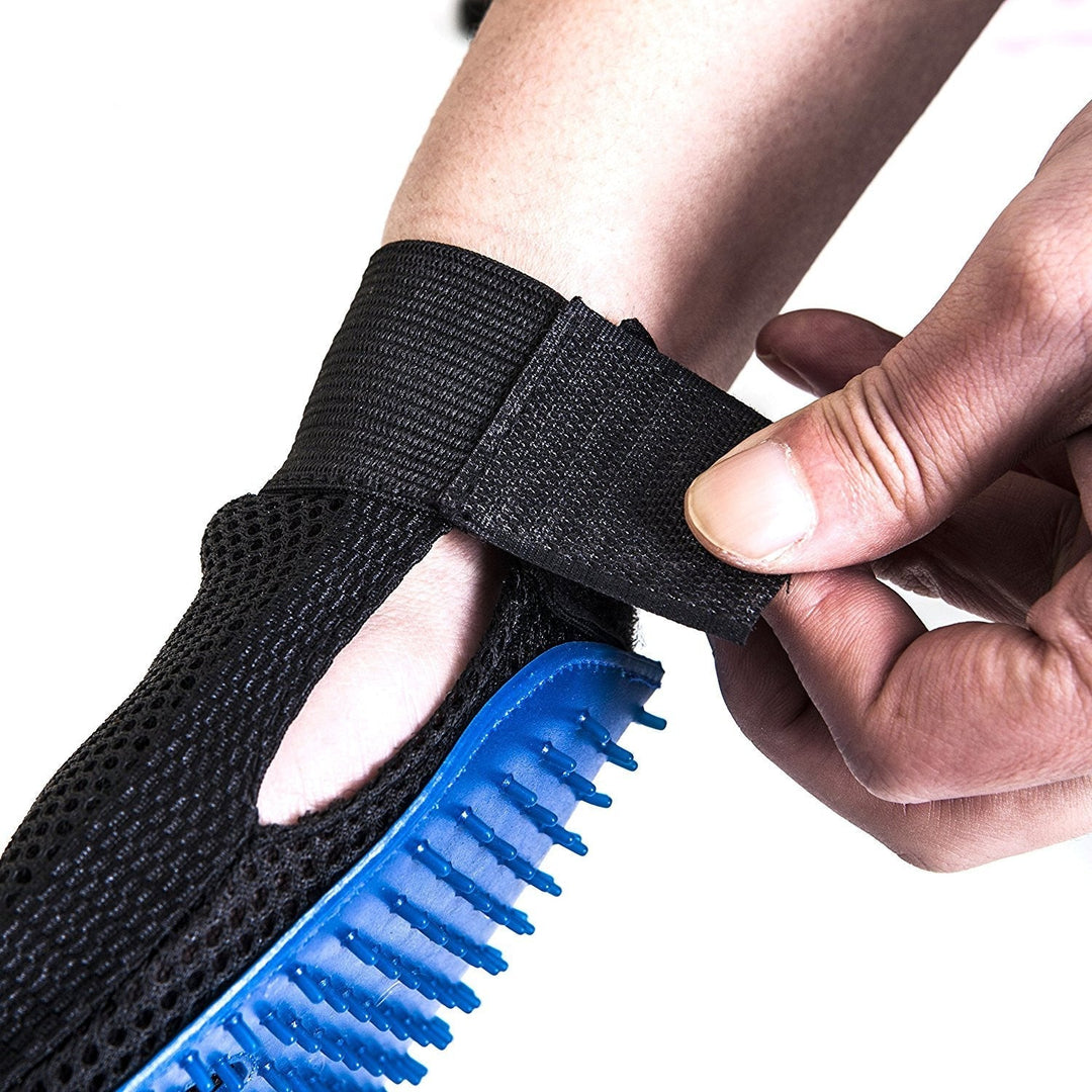 Effektiver Fellpflege-Handschuh für Hunde & Katzen. Entfernt lose Haare sanft, fördert sauberes Zuhause & Wohlbefinden.