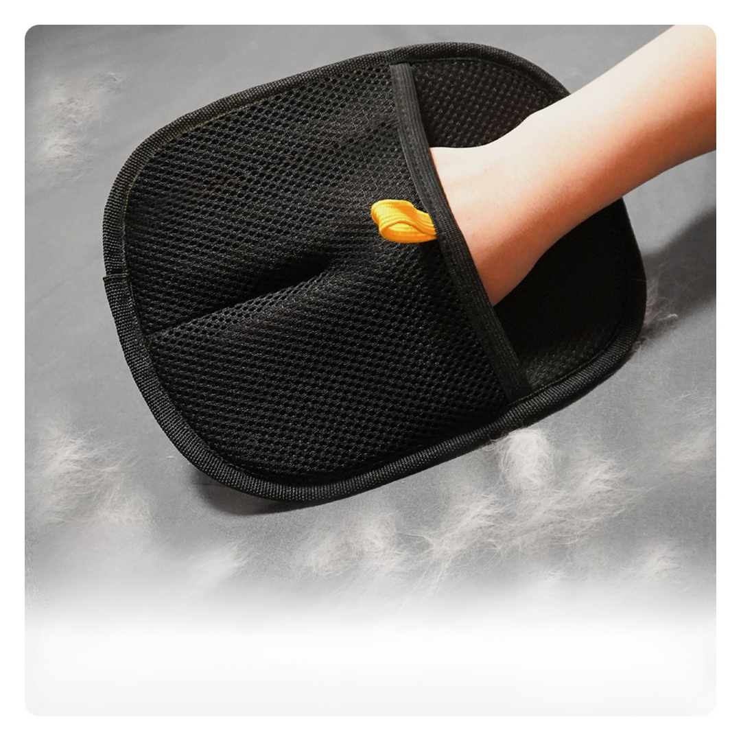 Innovativer Fellpflege-Handschuh gegen Tierhaare. Sorgt für Sauberkeit im Zuhause und ein gepflegtes Haustier.