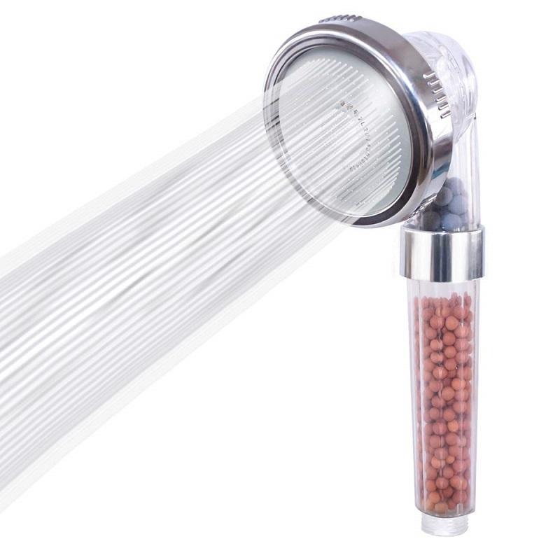 Ein moderner Duschkopf mit Ionenfilter und Druckregulierung, ideal für wassersparendes Duschen im Badezimmer.