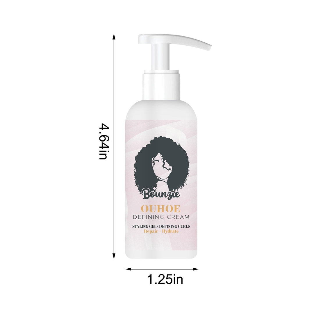 Lachende Frau mit wunderschön gestylten, voluminösen Locken, definiert durch die Locken Styling Creme.