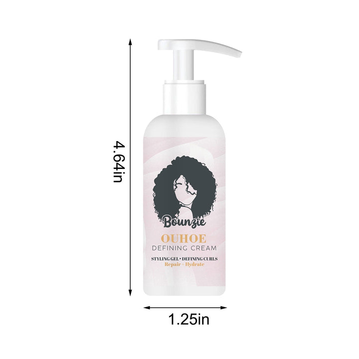 Lachende Frau mit wunderschön gestylten, voluminösen Locken, definiert durch die Locken Styling Creme.