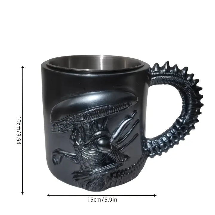 Detailreicher Xenomorph-Becher, ein dunkles Sci-Fi-Trinkgefäß. Perfekt für Alien-Fans, Gothic-Stil.