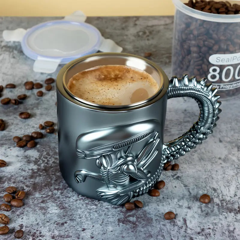 Xenomorph Sammlerstück: Edelstahl-Tasse mit Harz-Außenhülle. Einzigartiger Alien-Becher für Horror-Enthusiasten.