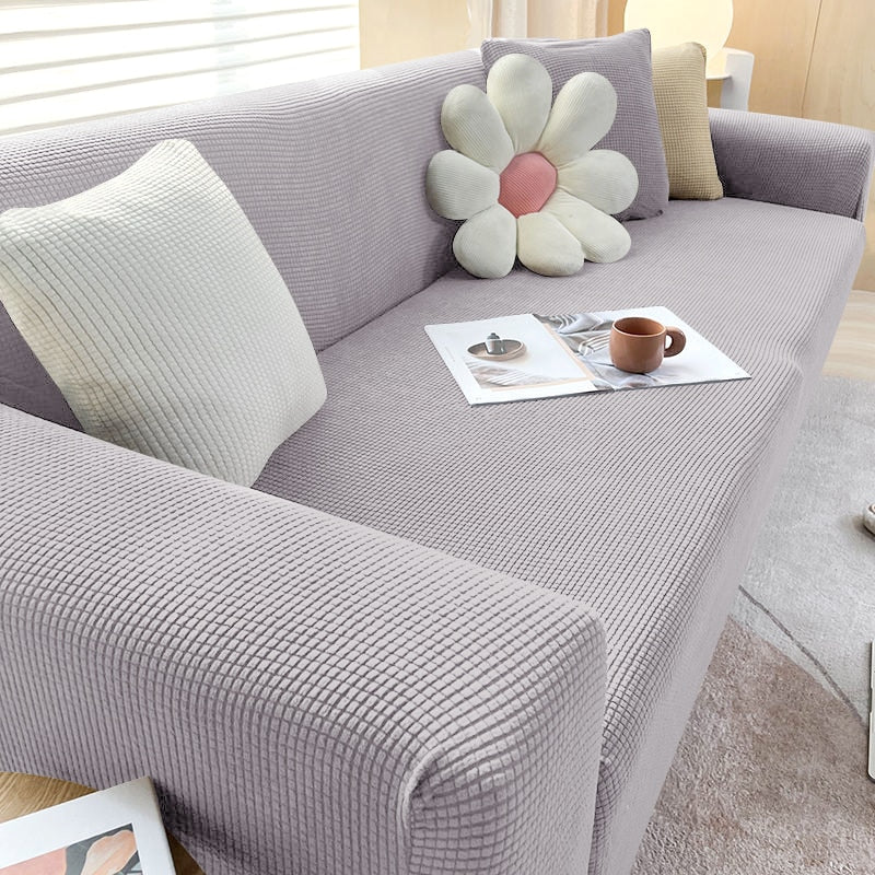Weicher Sofabezug aus Stretchmaterial in Beige, für gemütliche Abende und Möbelschutz.