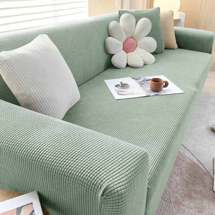 Dekorative Couchhusse in Blau, elastisch und einfach zu montieren, verschönert jedes Wohnzimmer.