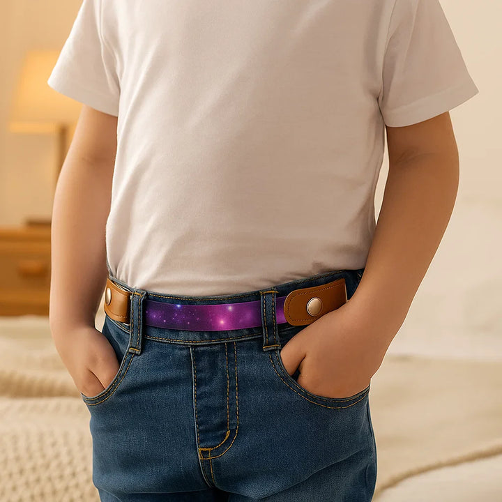 Praktischer elastischer Gürtel für Kinder, mit kindersicherem Verschluss, einfach zu bedienen.
