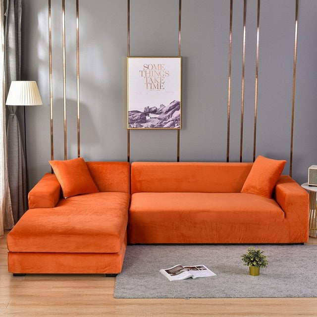 Schutz & Stil: Elastischer Samtbezug für Sofas. Dekorativer Möbelschutz im modernen Wohnzimmer.