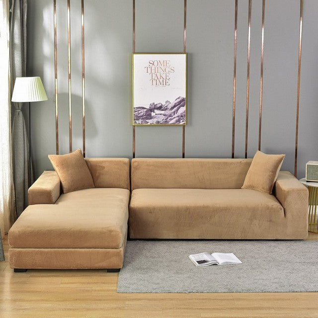 Wohnzimmer-Couchbezug aus elastischem Samt. Möbel renovieren mit stilvollem Veloursbezug.
