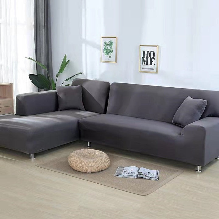 Alter Stuhl wird neu: Elastischer Samt-Sesselbezug für frischen Look & optimalen Schutz im Wohnzimmer.