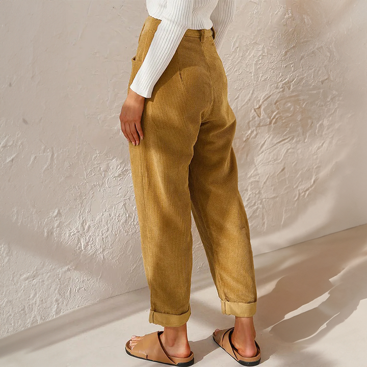 Elegant geschnittene Damen-Freizeithose für stilvolle Outfits und hohen Komfort im Büro oder Alltag.