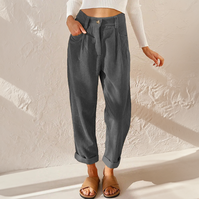 Schick fallende Damenhose mit idealer Passform, die Eleganz und Komfort für jede moderne Frau verbindet.
