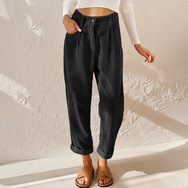 Moderne Damenhose für stilbewusste Frauen, die Komfort und zeitlose Eleganz in ihrer Alltags-Fashion suchen.