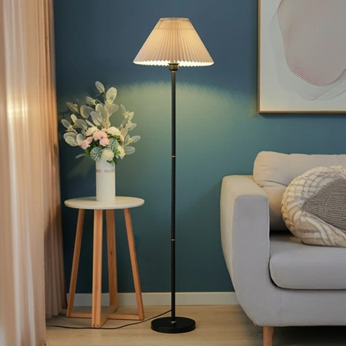 Elegant retro Stehlampe mit weißem Stoffschirm und stabilem Eisenfuß. Perfekt als Wohnzimmer-Beleuchtung.