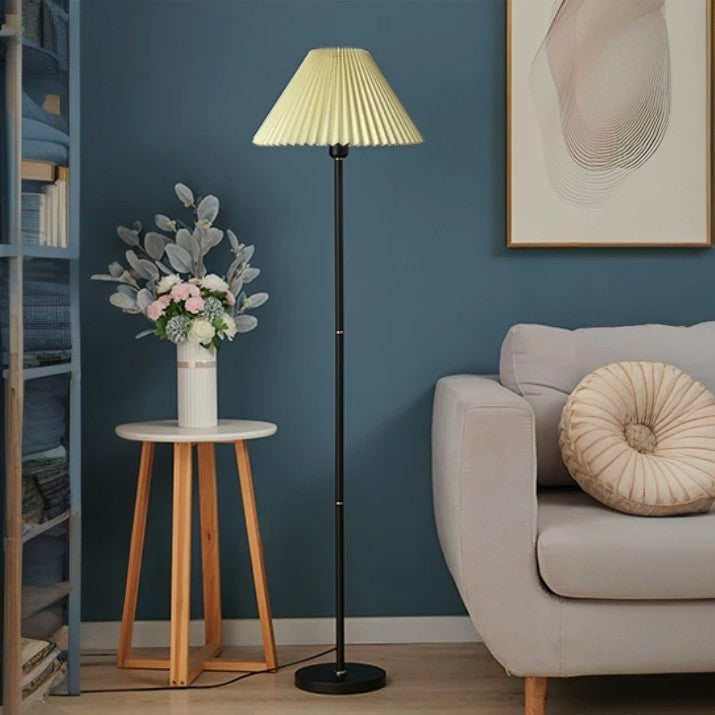 Vintage Stehlampe für Schlafzimmer, mit klassischem Stoffschirm und robustem Eisenfuß, schafft warmes Ambiente.