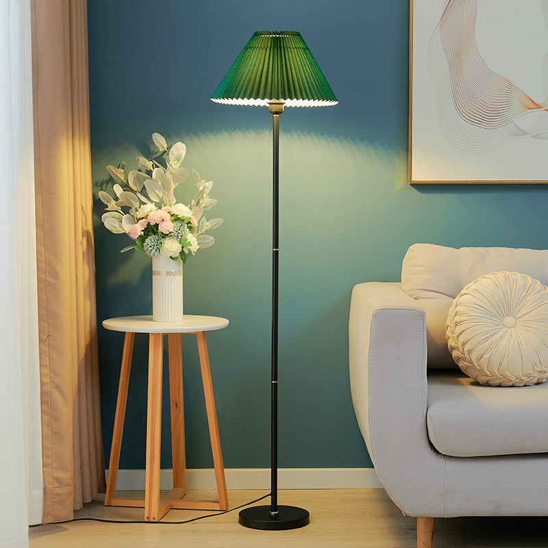 Stilvolle Retro-Stehlampe, ideal als Leselampe, mit Textilschirm und langlebigem Eisenfuß für Ihr Zuhause.