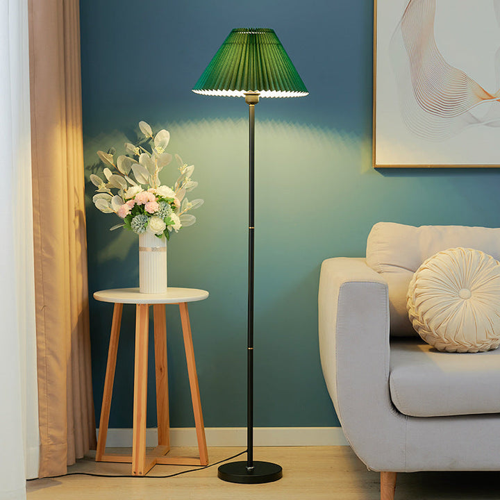 Stilvolle Retro-Stehlampe, ideal als Leselampe, mit Textilschirm und langlebigem Eisenfuß für Ihr Zuhause.