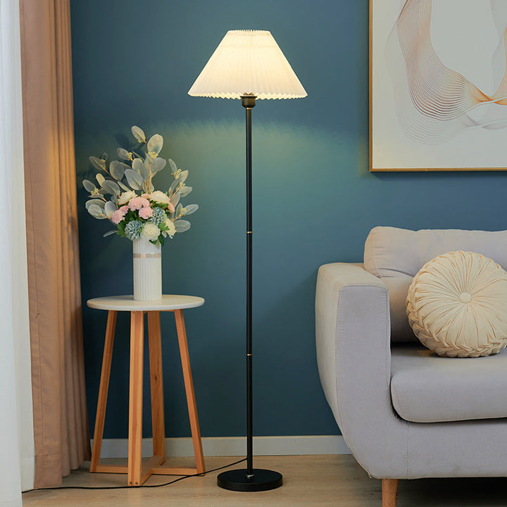 Elegante Retro-Stehlampe mit Stoffschirm, Eisenfuß. Zeitloses Design für stilvolle Innenbeleuchtung.