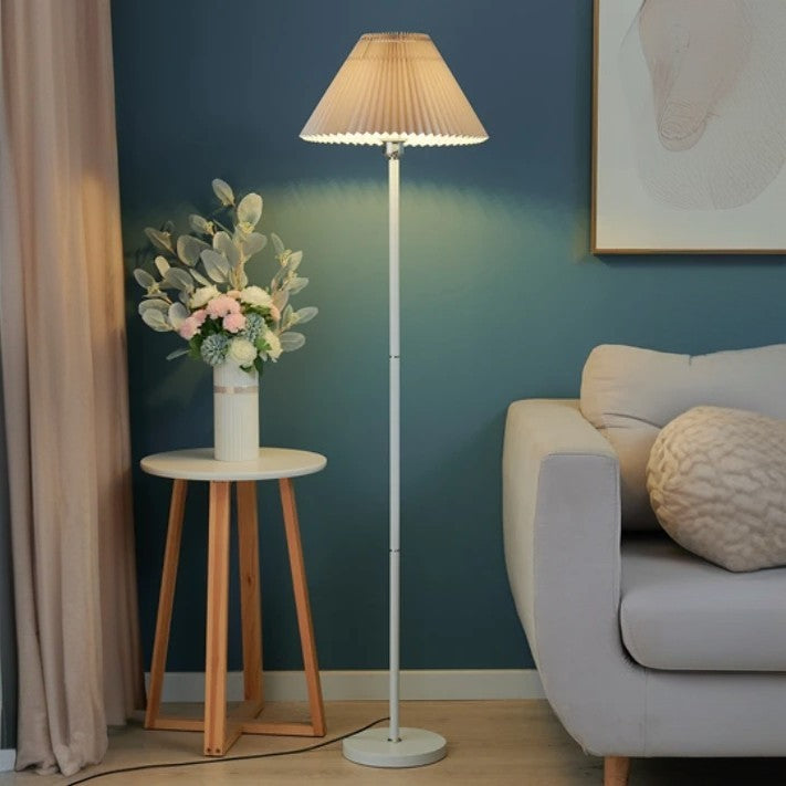 Hochwertige Vintage-Stehlampe mit cremefarbenem Stoffschirm und dunklem Eisenfuß. Für gemütliche Beleuchtung.