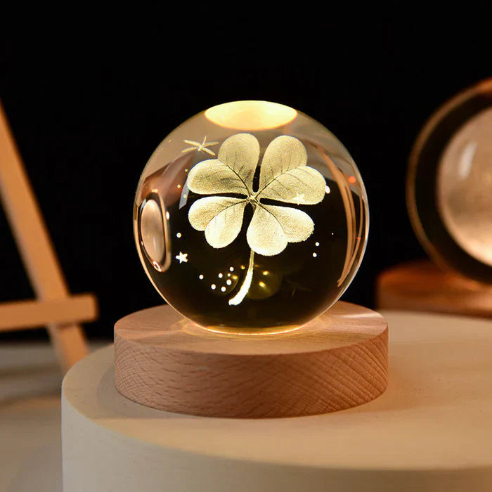 Faszinierende 3D-Projektion der Kristalllampe, die den Raum in ein atmosphärisches Nachtlicht verwandelt.