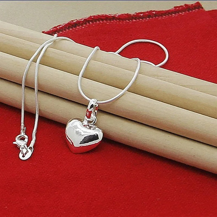 Elegante 925 Sterling Silber Damenhalskette mit Herzanhänger an einer feinen Schlangenkette, Modeschmuck.