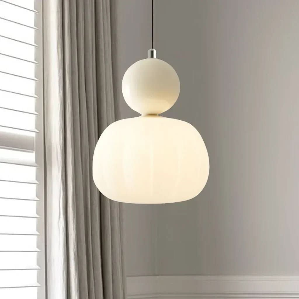 Elegante Art Deco Hängelampe, eine zeitlose Pendelleuchte für stilvolle Innenbeleuchtung im Wohnzimmer.