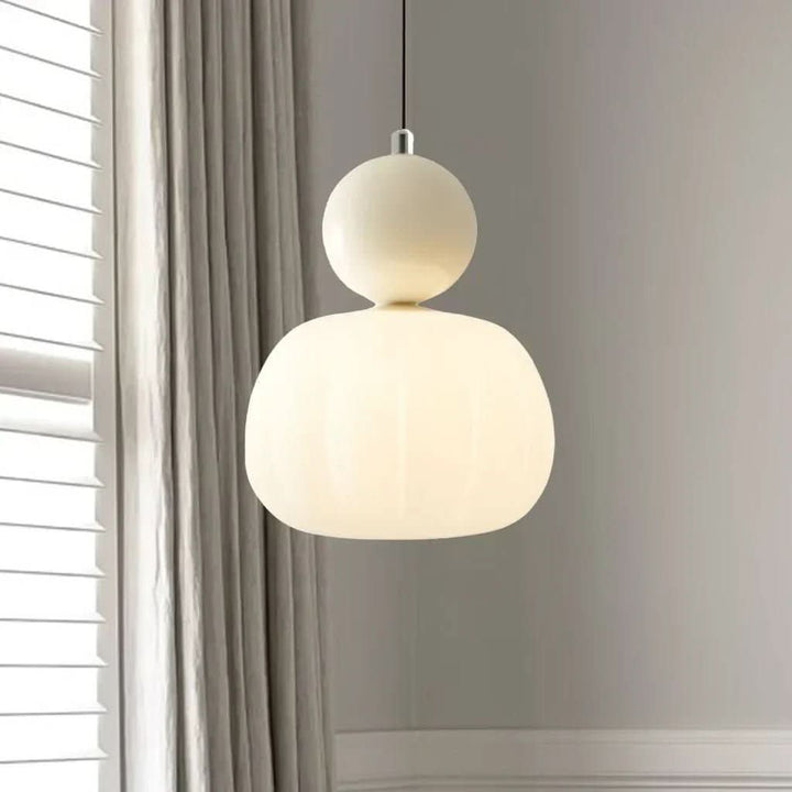 Elegante Art Deco Hängelampe, eine zeitlose Pendelleuchte für stilvolle Innenbeleuchtung im Wohnzimmer.