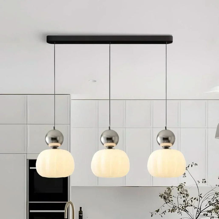 Dekorative Art Deco Pendelleuchte mit charakteristischem Design, bietet zeitlose Innenbeleuchtung.
