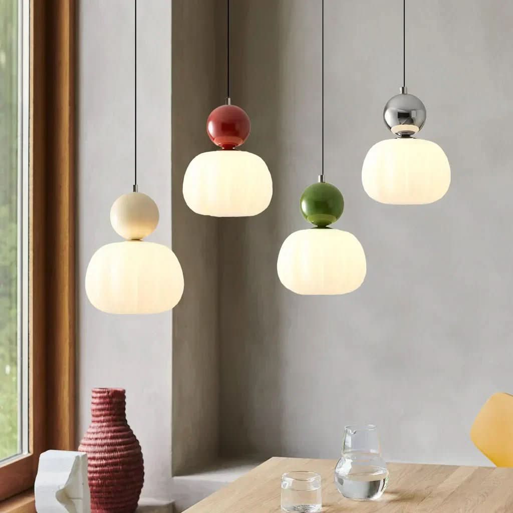 Detailansicht der Art Deco Pendelleuchte mit ihrem einzigartigen, stilvollen Design; dekorative Deckenleuchte.