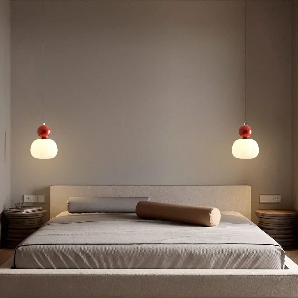 Die Art Deco Hängelampe beleuchtet ein Esszimmer; schafft zeitlose, elegante Atmosphäre für Innenbereiche.