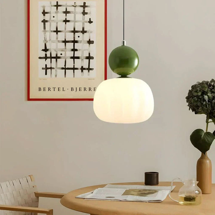 Von der Decke hängende Art Deco Lampe, eine auffällige Pendelleuchte, die sofort Blicke anzieht.