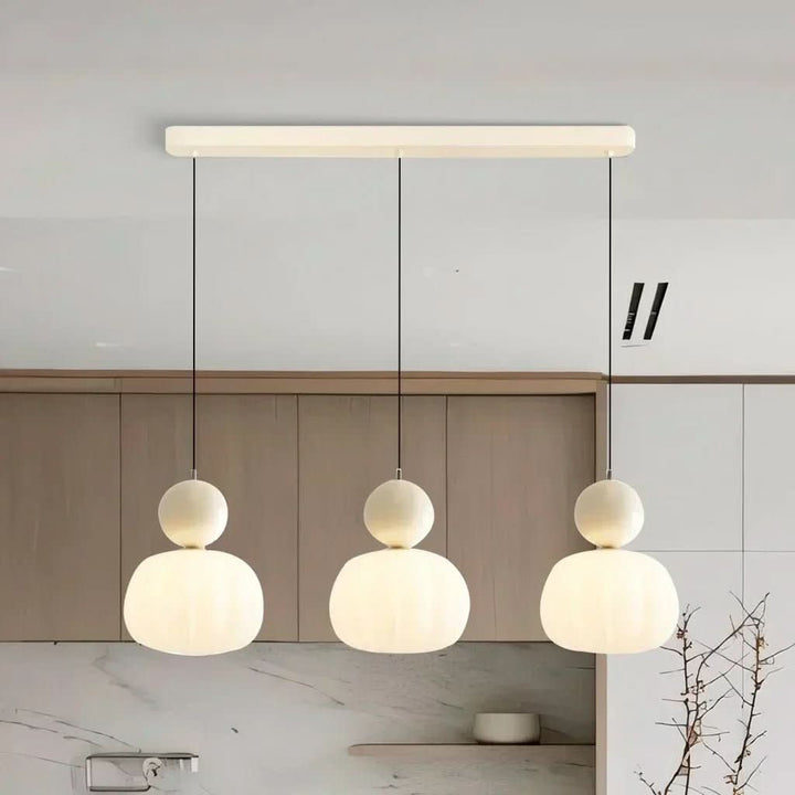 Nahaufnahme der Art Deco Hängelampe: exquisites Detail und hochwertige Verarbeitung für Innenbeleuchtung.