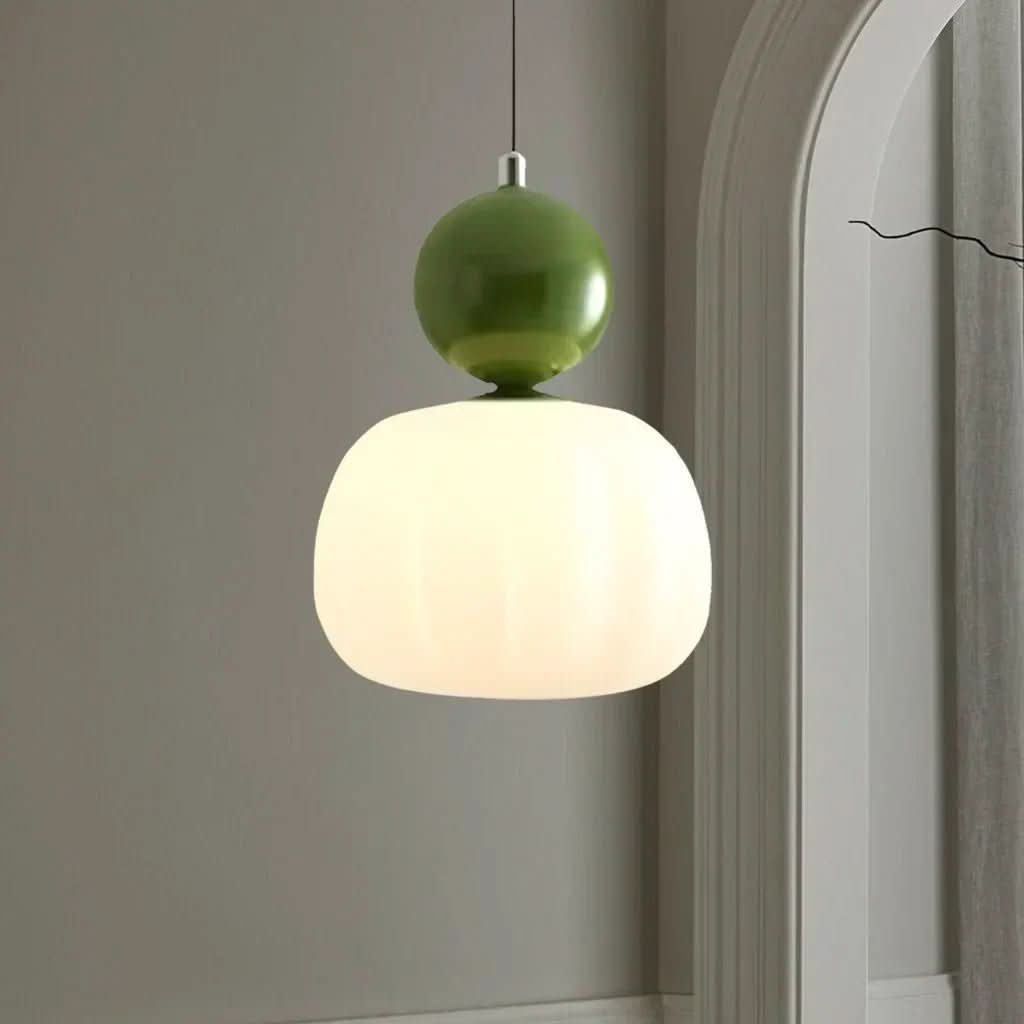 Die elegante Art Deco Pendelleuchte als zentrales Element, verschönert Wohnzimmer und Esszimmer.