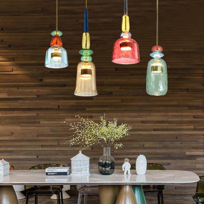 Stilvolle Pendelleuchte mit bunten Glaselementen, moderne Innenbeleuchtung fürs Esszimmer. Energieeffizient.