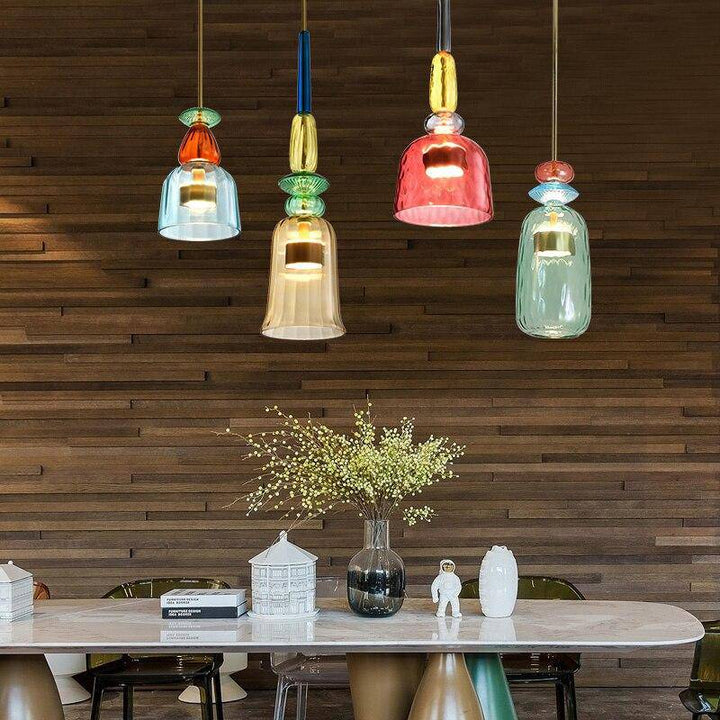 Stilvolle Pendelleuchte mit bunten Glaselementen, moderne Innenbeleuchtung fürs Esszimmer. Energieeffizient.