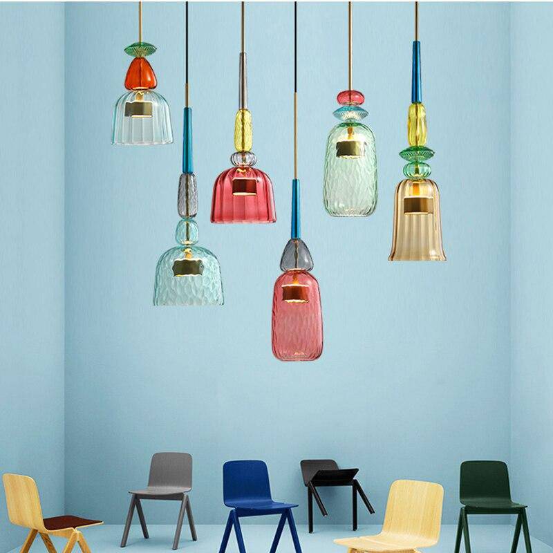 Farbenfrohe LED-Pendellampe, moderne Deckenleuchte für ein lebendiges Wohnambiente. Elegantes Design.