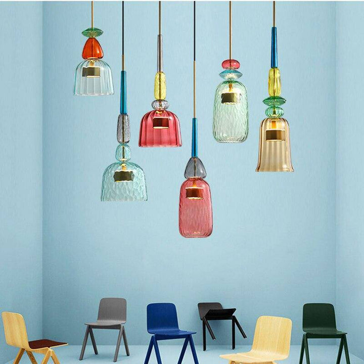 Farbenfrohe LED-Pendellampe, moderne Deckenleuchte für ein lebendiges Wohnambiente. Elegantes Design.