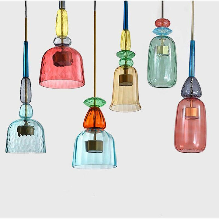 Dekorative bunte Pendelleuchte, elegante Beleuchtung als Blickfang im Wohnbereich. Hochwertige Glaslampe.