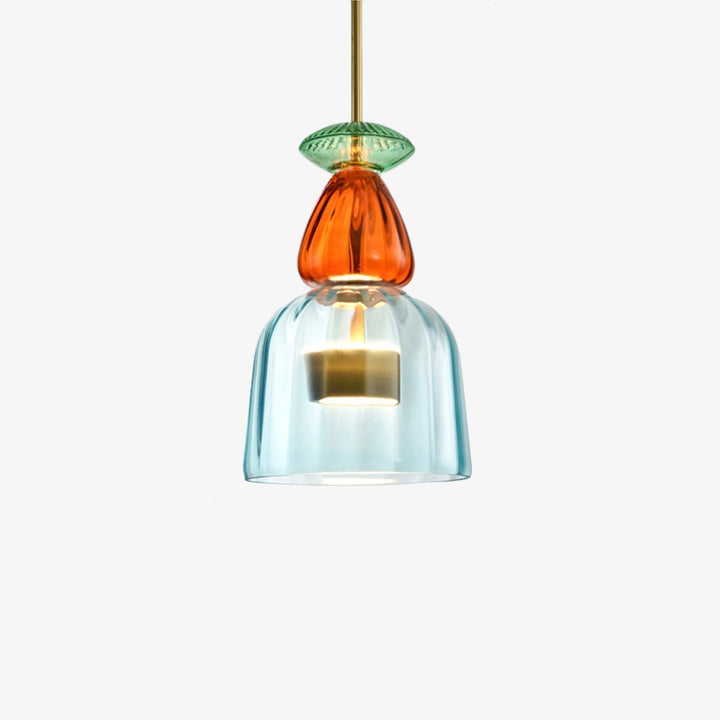 Detailaufnahme der bunten Glaskugeln einer modernen LED-Pendelleuchte, ideal für Esszimmer & Wohnen.