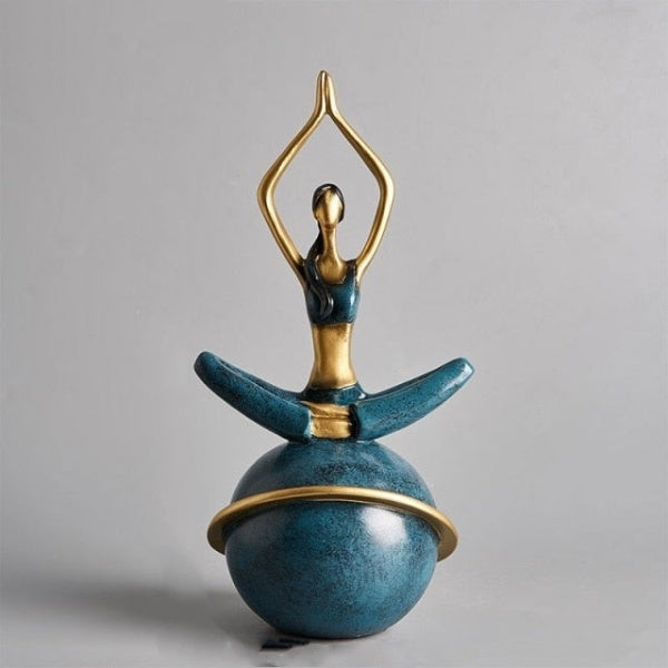Minimalistische Harz Yoga Figur einer Dame in tiefer Meditation, ideal als Dekorationselement.