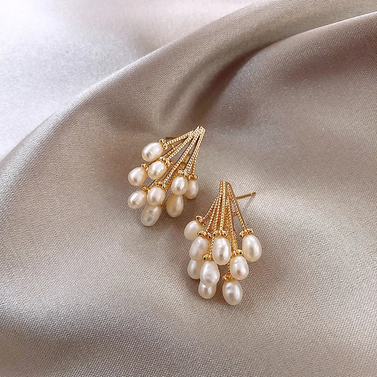 Elegante Damen 18K vergoldete Silber-Ohrringe mit glänzenden Perlenquasten; perfekter Schmuck für Anlässe.